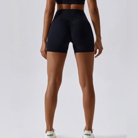 ✨NEW✨ Booty Sculpting Biker Shorts with Pockets - Picture 4 of 6
